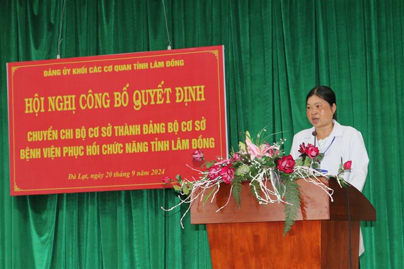 Đồng chí Phạm Thị Vân Anh - Bí thư Đảng ủy, Giám đốc Bệnh viện Phục hồi chức năng tỉnh Lâm Đồng phát biểu tiếp thu, nhận nhiệm vụ