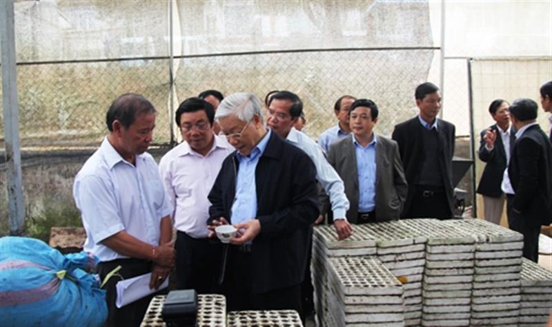 Những hình ảnh Tổng Bí thư Nguyễn Phú Trọng về thăm mô hình nông nghiệp công nghệ cao của người dân Lâm Đồng ngay sau khi xuống máy bay