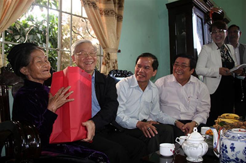 Tổng Bí thư tặng quà cho gia đình cụ Trần Thị Đát