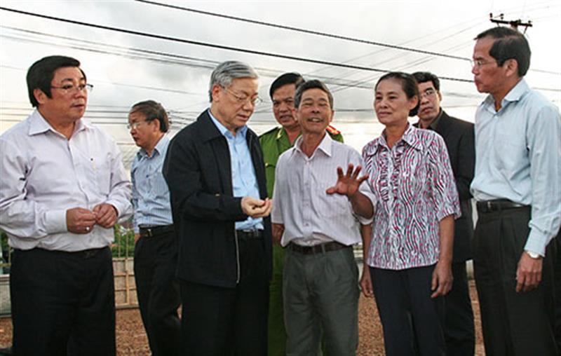 Tổng Bí thư thăm và trò chuyện cùng gia đình ông Trần Văn Mùi, huyện Lâm Hà