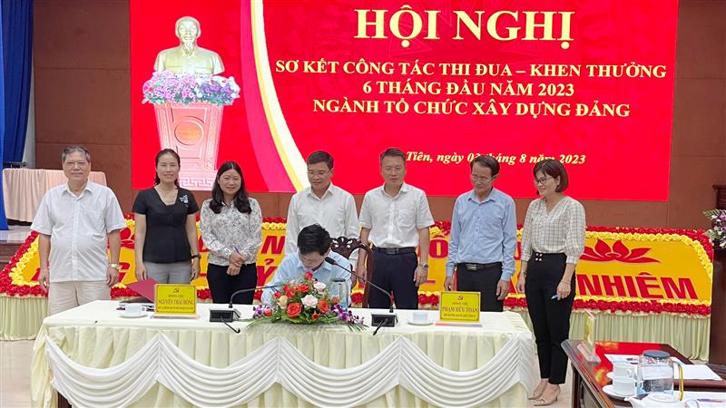 Đại diện các đơn vị trong Cụm thi đua số 3 ký kết thực hiện các phong trào thi đua, làm tốt công tác xây dựng Đảng