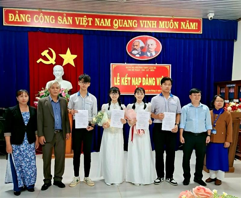 Đảng bộ Trường THPT Lâm Hà kết nạp 4 đảng viên là học sinh