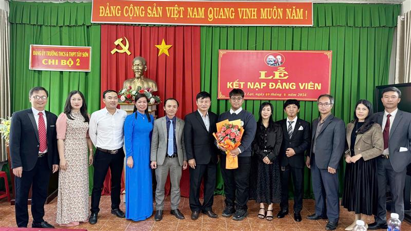 Nhiều đảng viên trẻ được kết nạp tại nhà trường, góp phần nâng tỷ lệ đảng viên toàn thành phố lên rất nhanh