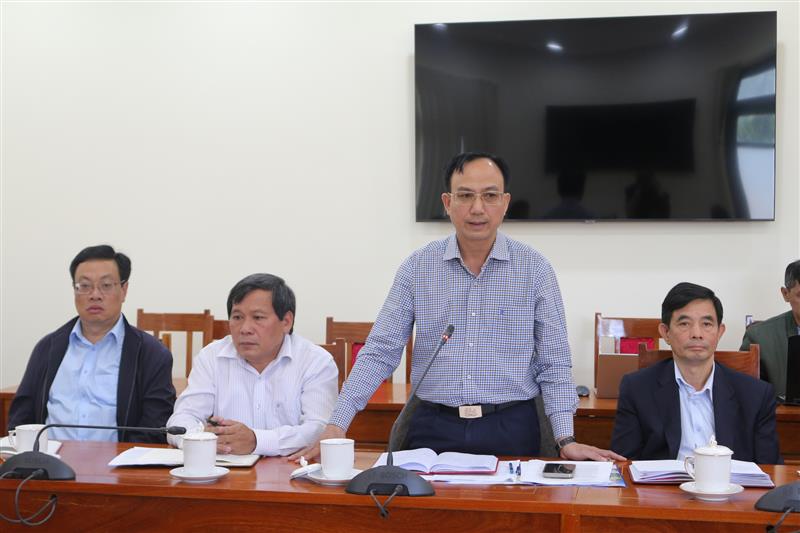 Đại diện lãnh đạo Cục Thuế tỉnh Lâm Đồng trao đổi về các giải pháp liên quan đến đầu tư, xây dựng