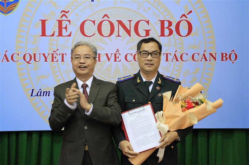 Tổng cục trưởng Tổng Cục THADS Nguyễn Quang Thái trao quyết định điều động, biệt phái đồng chí Trần Văn Phong