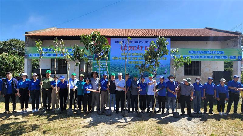 an Tổ chức trao cây xanh cho Đoàn Thanh niên huyện Lâm Hà để trồng trên địa bàn