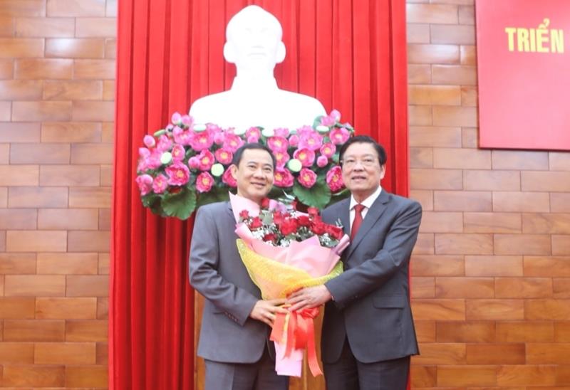 Trưởng ban Nội chính Trung ương Phan Đình Trạc tặng hoa chúc mừng đồng chí Nguyễn Thái Học.