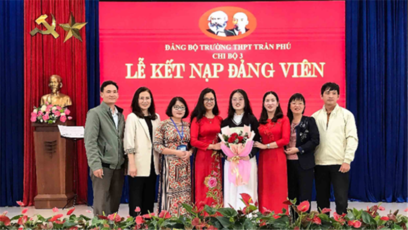 Lễ kết nạp Đảng viên - Chi bộ 3 - Đảng bộ Trường PTTH Trần Phú, TP Đà Lạt
