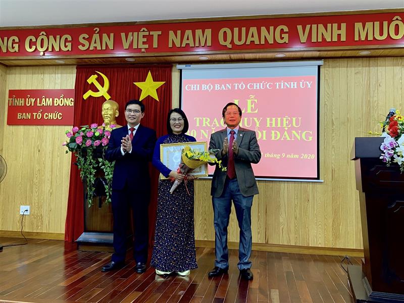 Đ/c Phạm Thanh Quan - Tỉnh ủy viên, Bí thư Đảng ủy Khối trao tặng Huy hiệu 30 năm tuổi Đảng cho đ/c Nguyễn Thị Nhạn.