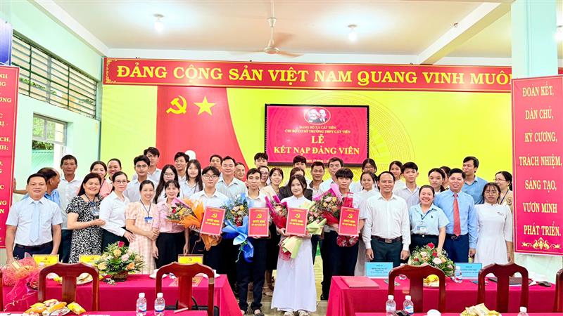 Những đảng viên tuổi 18 là niềm tự hào của gia đình và nhà trường Những đảng viên tuổi 18 là niềm tự hào của gia đình và nhà trường