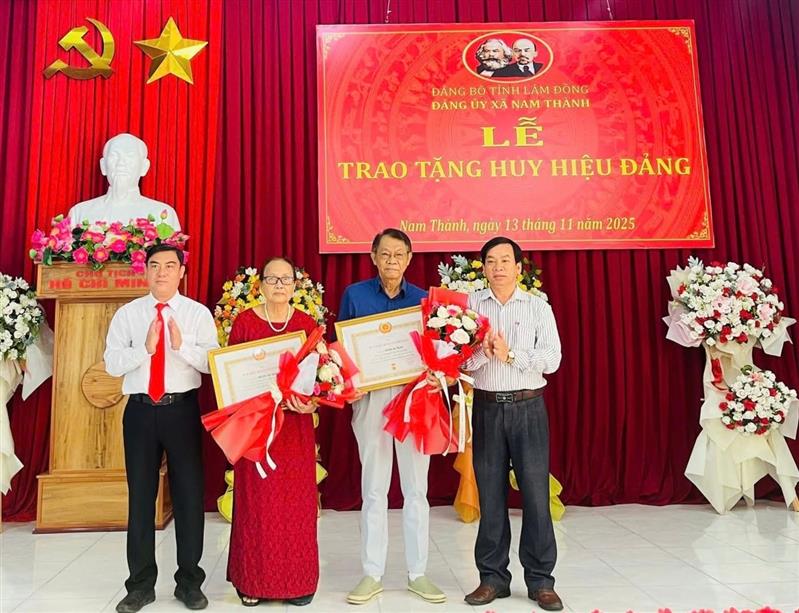 Đảng ủy xã Nam Thành trao tặng huy hiệu 50 năm, 40 năm tuổi đảng cho 3 đảng viên trong Đảng bộ Đảng ủy xã Nam Thành trao tặng huy hiệu 50 năm, 40 năm tuổi đảng cho 3 đảng viên trong Đảng bộ