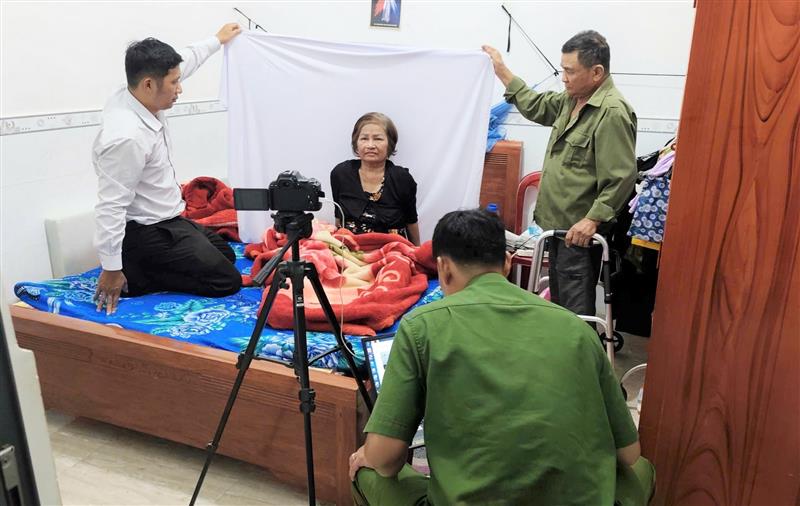 Công an xã đến tận nhà hỗ trợ đảng viên già yếu thực hiện việc đổi thẻ đảng viên. Ảnh: KP Công an xã đến tận nhà hỗ trợ đảng viên già yếu thực hiện việc đổi thẻ đảng viên. Ảnh: KP