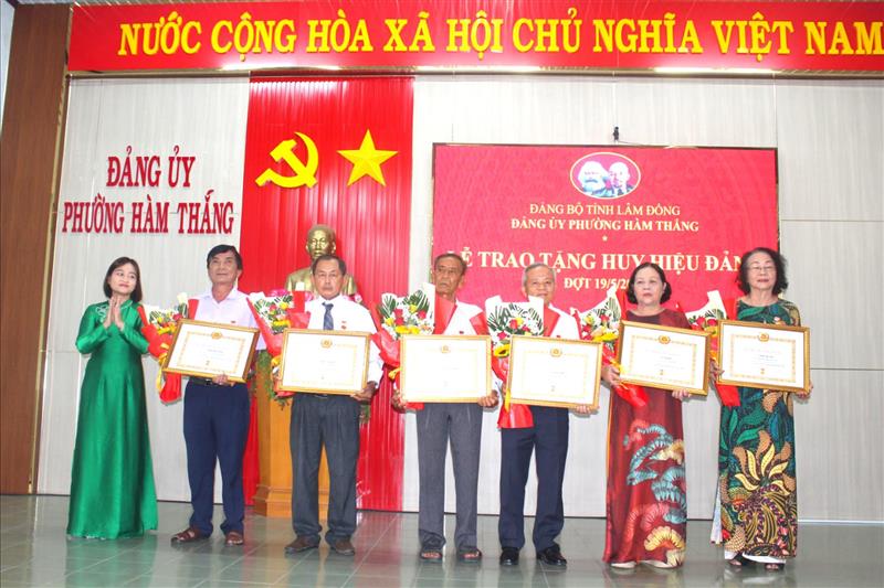 Bà Ngô Thị Thanh Phương, Phó Bí thư Thường trực Đảng ủy phường Hàm Thắng trao tặng Huy hiệu 40 năm tuổi Đảng cho 7 đảng viên Bà Ngô Thị Thanh Phương, Phó Bí thư Thường trực Đảng ủy phường Hàm Thắng trao tặng Huy hiệu 40 năm tuổi Đảng cho 7 đảng viên