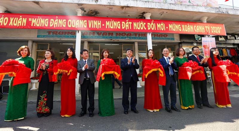 Đại diện lãnh đạo tỉnh cắt băng khai mạc triển lãm “Đảng Cộng sản Việt Nam - 90 năm một chặng đường lịch sử vẻ vang”
