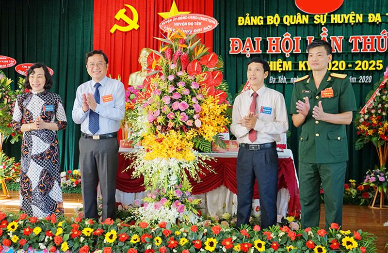 Lãnh đạo huyện Đạ Tẻh tặng hoa chúc mừng Đại hội Đảng bộ Quân sự huyện nhiệm kỳ 2020 - 2025. Đây là tổ chức cơ sở đảng cuối cùng trực thuộc Huyện ủy Đạ Tẻh tiến hành đại hội vào ngày 25 và 26/5