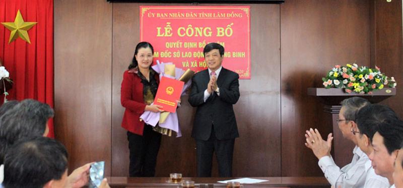 Đồng chí Đoàn Văn Việt - Phó Bí thư Tỉnh ủy, Chủ tịch UBND tỉnh Lâm Đồng trao quyết định và tặng hoa chúc mừng đồng chí Lê Thị Thêu