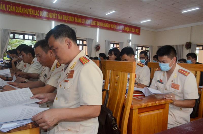 Các đại biểu nghiên cứu Dự thảo Báo cáo chính trị tại Đại hội Đại biểu Đảng bộ huyện Lạc Dương lần thứ XI, nhiệm kỳ 2020 - 2025