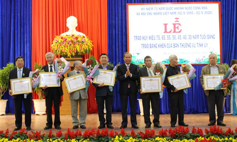 UVTW Đảng, Bí thư Tỉnh ủy Nguyễn Xuân Tiến trao huy hiệu Đảng cho các đảng viên thuộc Đảng bộ thành phố Đà Lạt