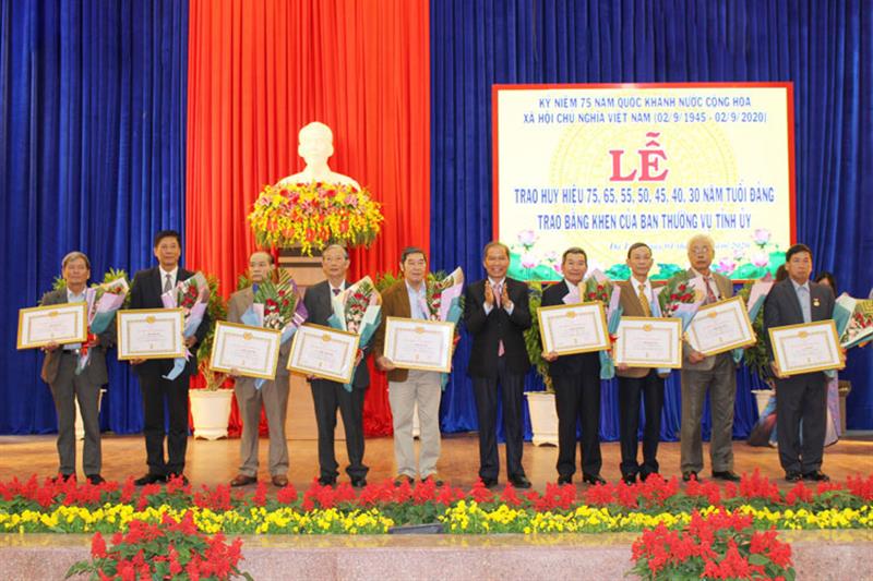 Bí thư Tỉnh ủy Nguyễn Xuân Tiến trao Huy hiệu Đảng cho các đảng viên thuộc Đảng bộ thành phố Đà Lạt. Ảnh: Nguyệt Thu
