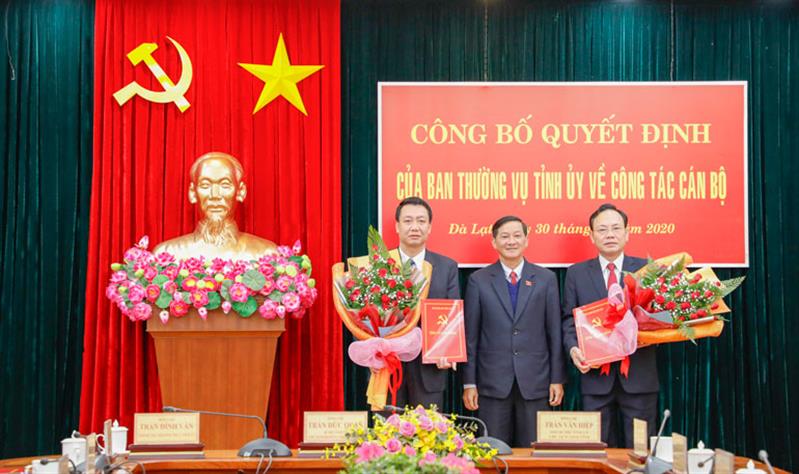 Bí Thư Tỉnh uỷ Lâm Đồng Trần Đức Quận (giữa) trao quyết định cho đồng chí Nguyễn Văn Yên (phải) và đồng chí Hoàng Văn Bằng