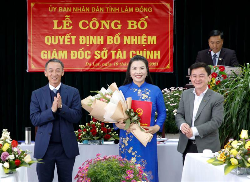 Chủ tịch và Phó Chủ tịch UBND tỉnh Lâm Đồng trao quyết định bổ nhiệm và tặng hoa tân Giám đốc Sở Tài chính Phạm Thị Tường Vân