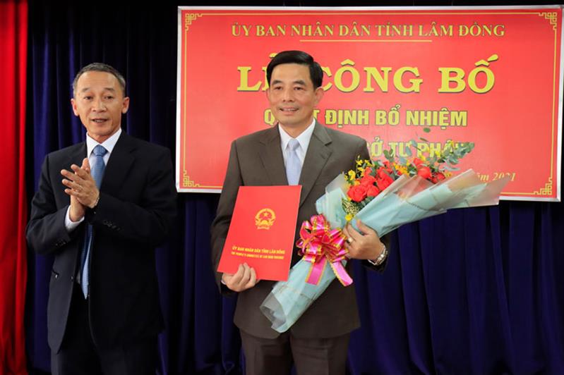 Phó Bí thư Tỉnh ủy, Chủ tịch UBND tỉnh Trần Văn Hiệp trao Quyết định cho ông Nguyễn Quang Tuyến
