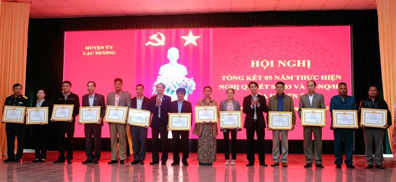 Huyện ủy Lạc Dương khen thưởng các tập thể vì đã có nhiều thành tích trong triển khai thực hiện việc phát triển đảng viên giai đoạn 2016 - 2020