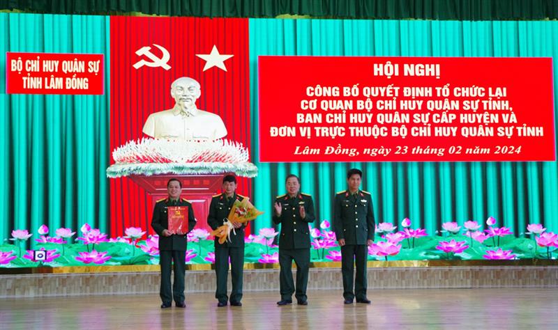 Đại tá Trần Văn Khương – Chính uỷ Bộ CHQS tỉnh trao quyết định thành lập Đảng bộ Phòng Hậu cần – Kỹ thuật