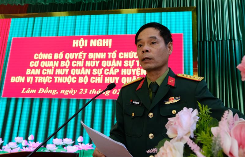 Đại tá Nguyễn Bình Sơn phát biểu giao nhiệm vụ cho các tổ chức, cá nhân nhận quyết định