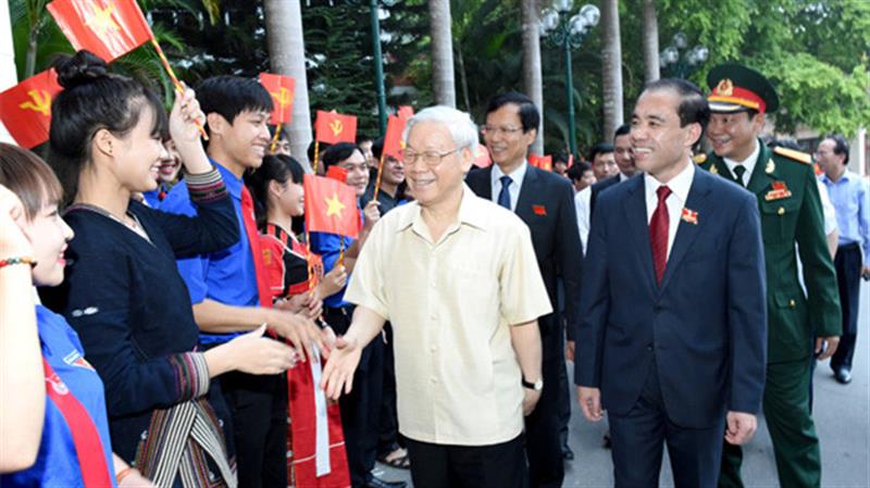Học sinh các dân tộc tỉnh Tuyên Quang chào đón Tổng Bí thư Nguyễn Phú Trọng về dự Đại hội đại biểu Đảng bộ tỉnh lần thứ XVI