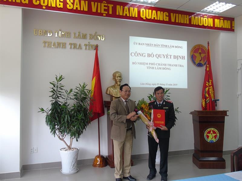 Đ/c Nguyễn Văn Yên-UVBTV Tỉnh ủy, Phó Chủ tịch UBND tỉnh trao  Quyết định bổ nhiệm cho đ/c Nguyễn Văn Dậu