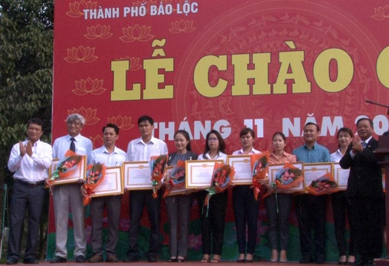 Khen thưởng đội thi của thành phố đạt thành tích cao trong Hội thi công chức trẻ với cải cách hành chính tỉnh Lâm Đồng. Ảnh: H.Vĩnh