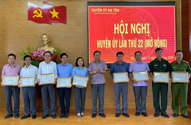 Đồng chí Tôn Thiện Đồng - Bí thư Huyện ủy Đạ Tẻh trao giấy khen cho các đảng bộ, chi bộ hoàn thành xuất sắc nhiệm vụ