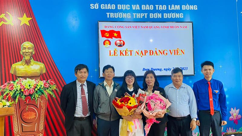 Tặng hoa chúc mừng đảng viên mới tại Trường THPT Đơn Dương (huyện Đơn Dương)