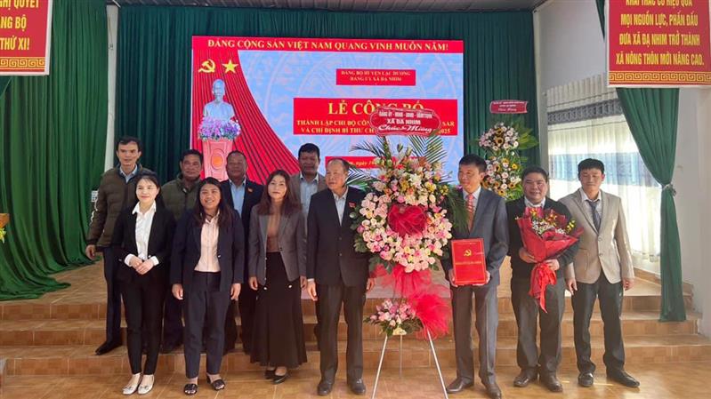 Đại diện lãnh đạo xã Đạ Nhim tặng hoa chúc mừng thành lập Chi bộ Công ty cổ phần Điện Đạ Sar