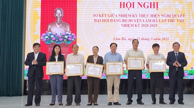 Ban Thường vụ Huyện ủy Lâm Hà tặng giấy khen cho các đảng viên có thành tích hoàn thành xuất sắc nhiệm vụ giữa nhiệm kỳ 2020 - 2025