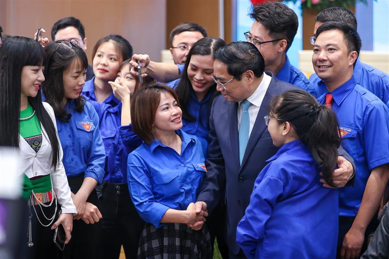 Ủy viên Bộ Chính trị, Thủ tướng Chính phủ Phạm Minh Chính với các đại biểu thanh niên tại Hội nghị “Thủ tướng Chính phủ đối thoại với thanh niên năm 2023”_Nguồn: laodong.vn