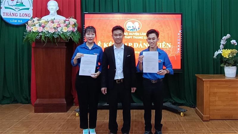 Vinh dự được đứng trong hàng ngũ của Đảng ở tuổi 18, 2 em học sinh của Trường THPT Thăng Long (thị trấn Nam Ban) quyết tâm nỗ lực, tiếp tục phấn đấu ở giảng đường đại học