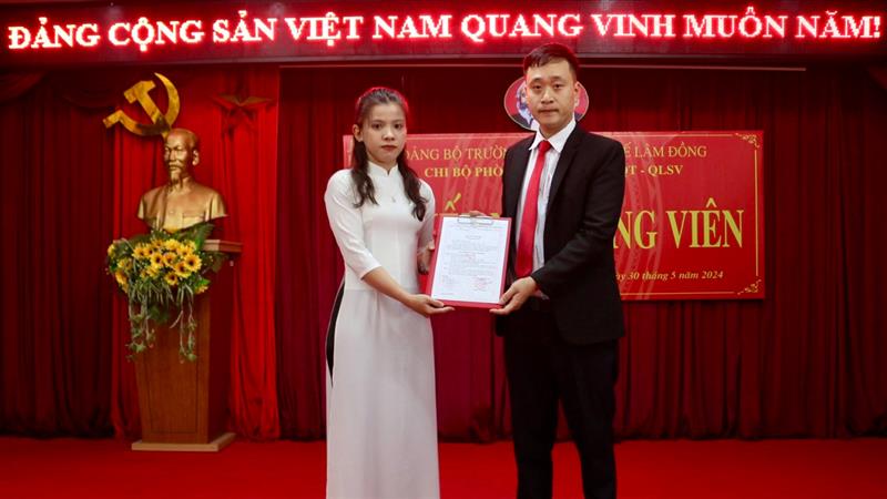 Đảng bộ Trường Cao đẳng Y tế Lâm Đồng kết nạp đảng viên đầu tiên năm 2024 là sinh viên Đảng bộ Trường Cao đẳng Y tế Lâm Đồng kết nạp đảng viên đầu tiên năm 2024 là sinh viên