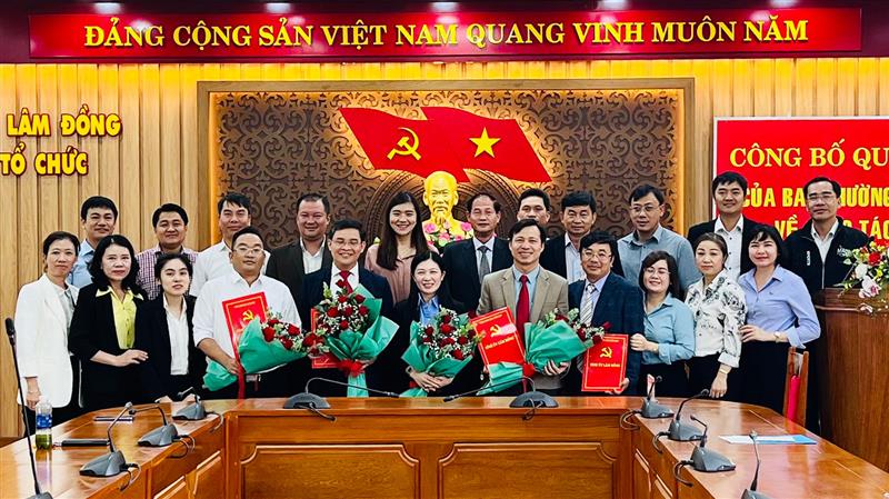 Xây dựng đội ngũ cán bộ các cấp đáp ứng tiêu chuẩn chức danh, vị trí việc làm Xây dựng đội ngũ cán bộ các cấp đáp ứng tiêu chuẩn chức danh, vị trí việc làm