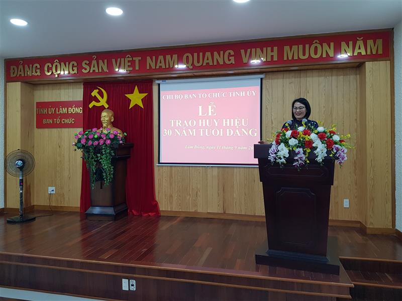 Đồng chí Nguyễn Thị Nhạn - TUV, Phó Trưởng Ban thường trực Ban Tổ chức Tỉnh ủy phát biểu tại Lễ trao Huy hiệu Đảng